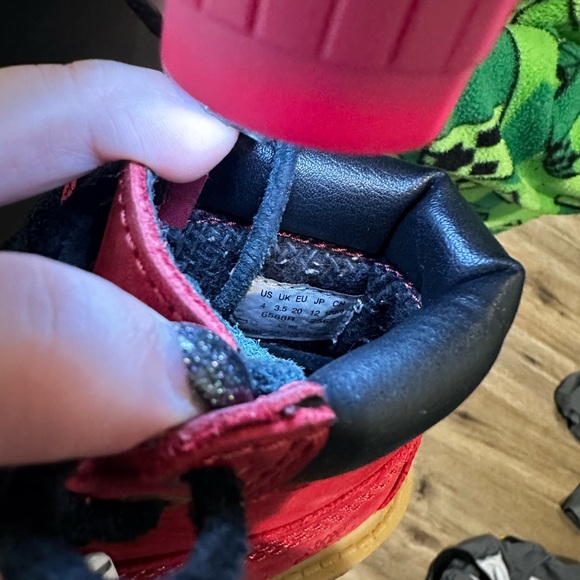 Red and black toddler Timberland boots - Picture 6 of 7